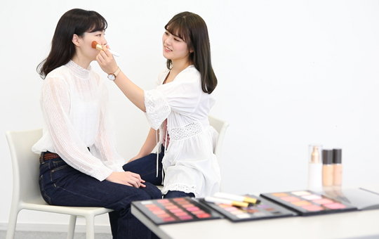 看護現場で求められる化粧療法を実践的に学ぶ。