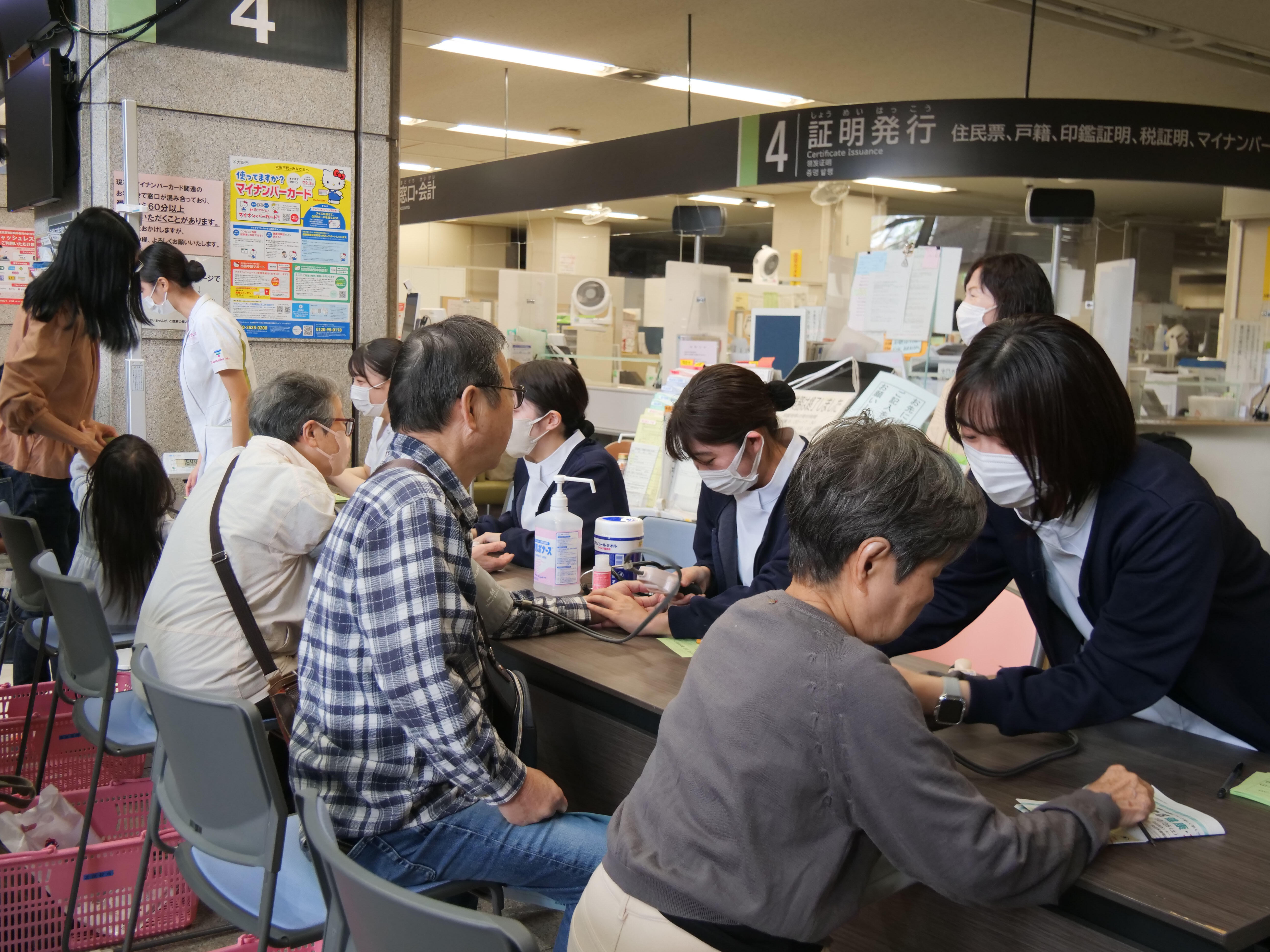 10月25日（土）、大阪市北区「北区健康・食育まつり」に、看護学部生と助産学専攻科学生ならびに教員が参加しました。 