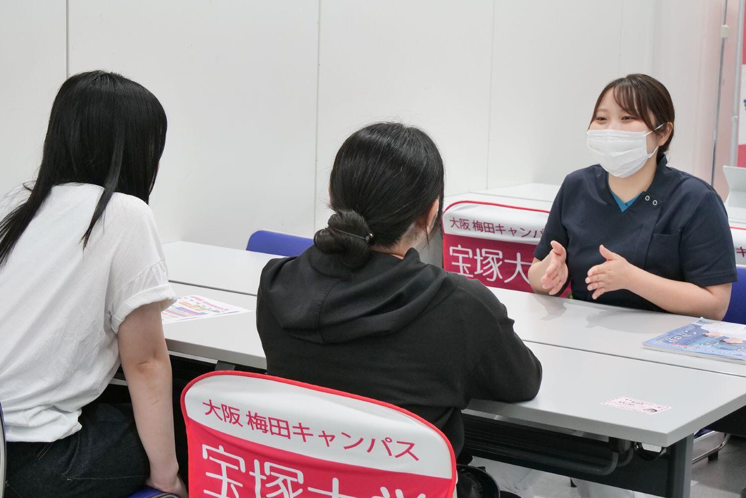 フリートーク(卒業生).jpg