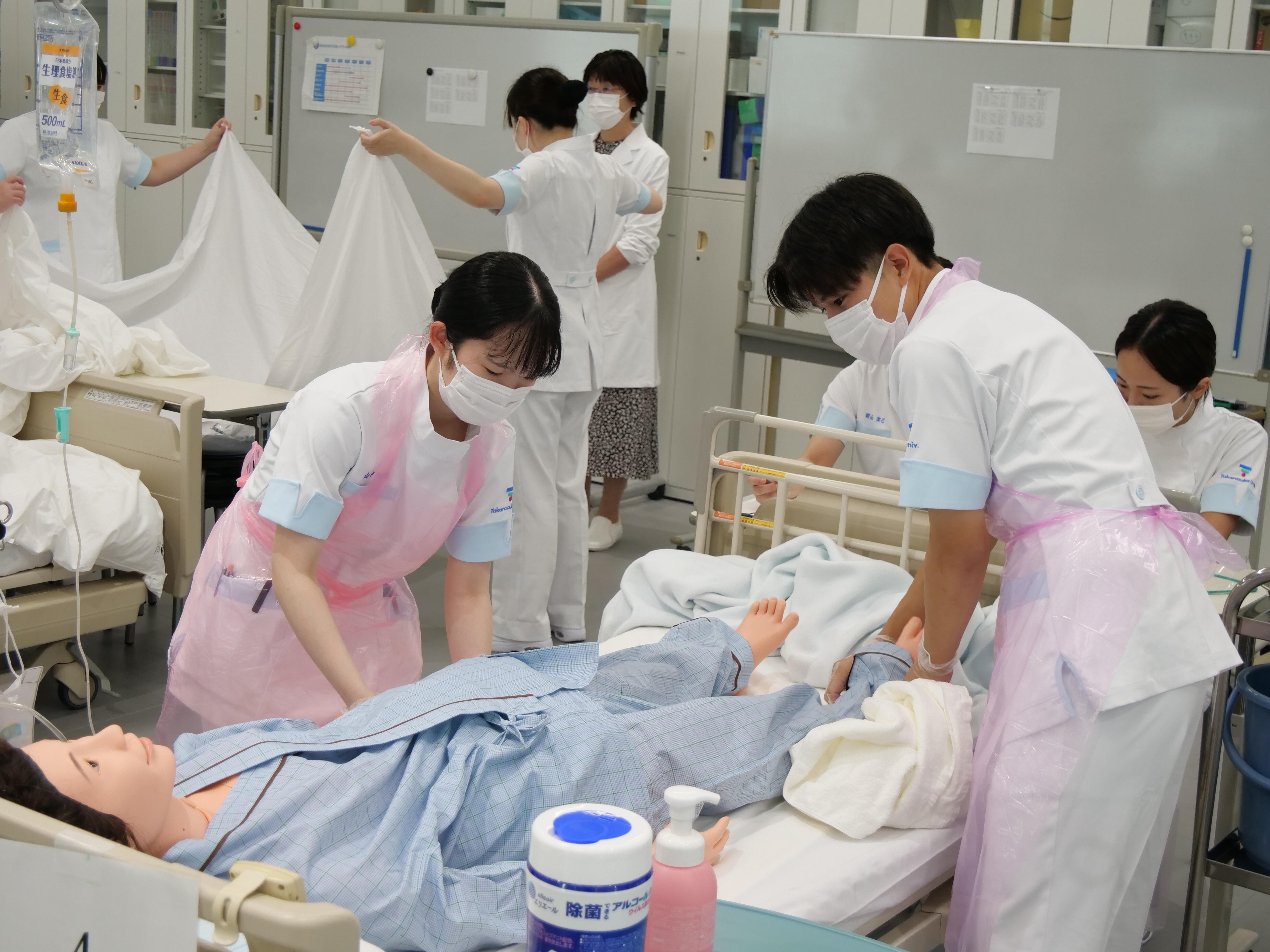 【中古】 小学校全科の実施問題（’97年度版） Takara Nursing】領域別実習が始まりました｜看護学部｜宝塚大学