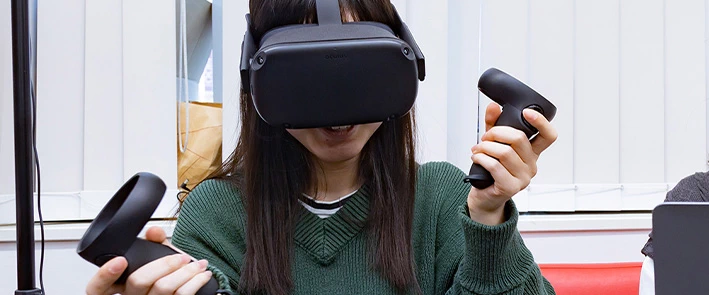 ゲーム制作の様子（VRゴーグルを装着したデバッグ・体験）