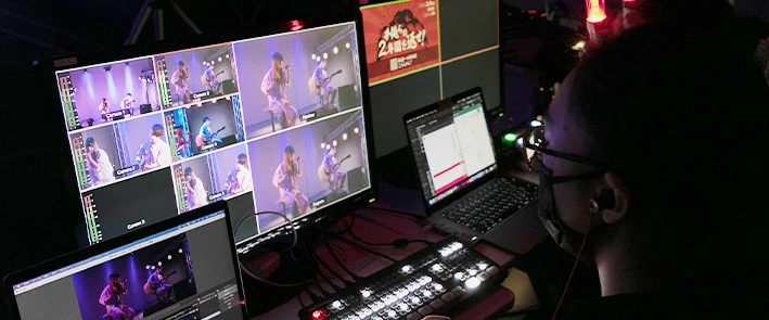 メディアデザインの実習風景（映像編集・ミキサー操作）